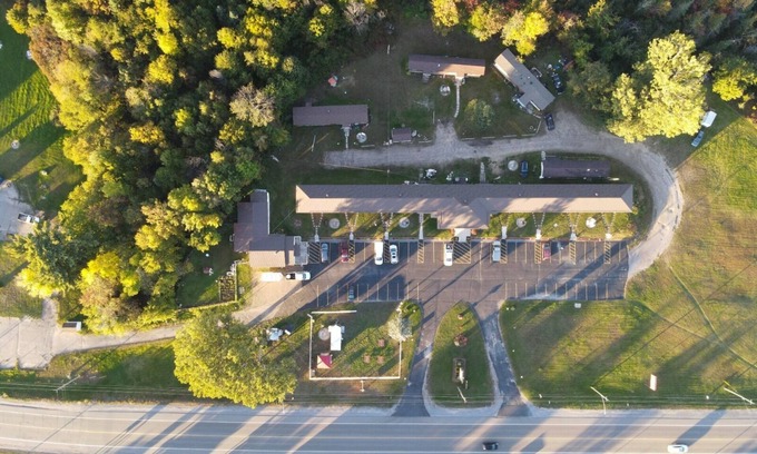 Pembroke Hotel | Champlain Motor Inn