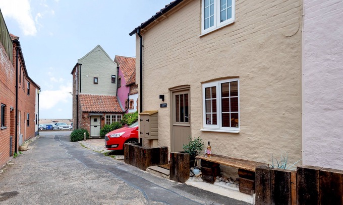 Wells-next-the-Sea Cottage | Channel View - sleeps 2 guests in 1 bedroom