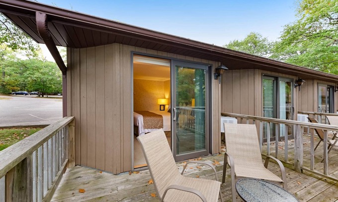 Eagle River Apartment | Chanticleer Inn 58