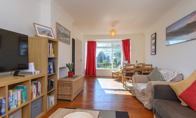 Roundhay House | Chapel Allerton Family Bliss - Near Roundhay Park | Pass the Keys