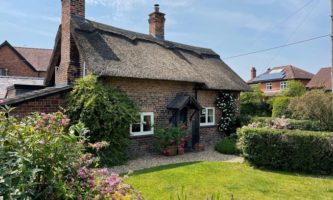 Bunbury Cottage | CHAPEL COTTAGE, pet friendly, character holiday cottage in Bunbury