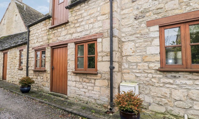 King's Stanley House | CHAPEL COTTAGE, pet friendly, with a garden in King's Stanley