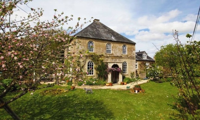 Rendcomb Cottage | Chapel Cottage, spacious light and airy cottage in the Cotswolds AONB