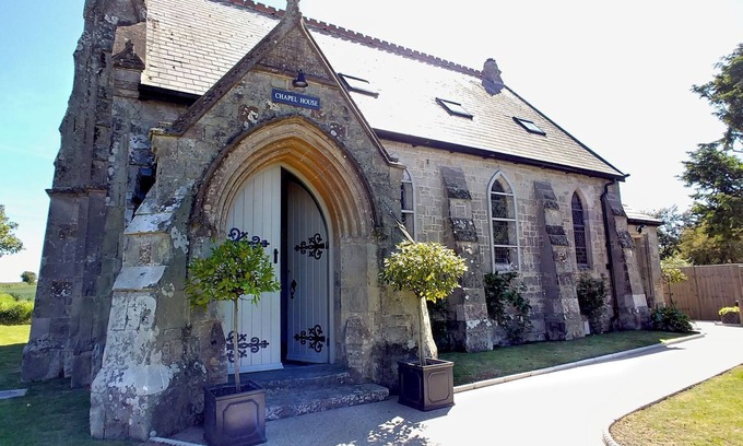 Ventnor Cottage | CHAPEL HOUSE, luxury holiday cottage, with a garden in Chale