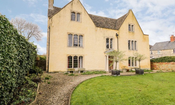 King's Stanley House | CHAPEL HOUSE, pet friendly, with a garden in King's Stanley