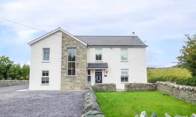 Elim Cottage | CHAPEL HOUSE, pet friendly, character holiday cottage in Llanddeusant