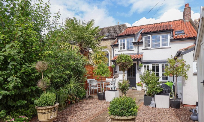 Ellerker House | CHAPEL HOUSE, pet friendly, character holiday cottage in South Cave