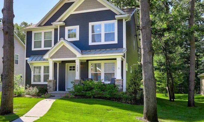 Holland House | Chapel Point | Walk or Bike to the Beach