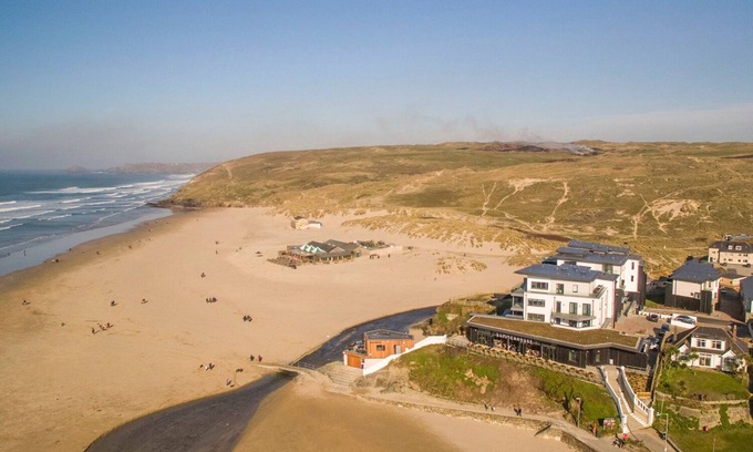 Perranporth Apartment | CHAPEL ROCK VIEW, THE DUNES, country holiday cottage in Perranporth