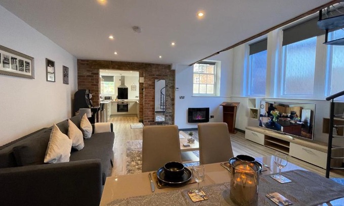 Wirksworth House | Chapel row 1