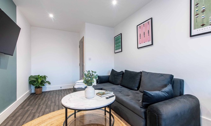 Long Eaton Apartment | Chapel Street Flat 3 - Perfect for Parks & Recreation
