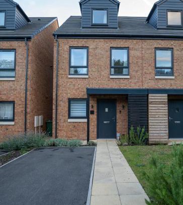 Worksop Apartment | Chapel Waters Sleeps 6 with Private Parking