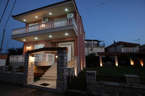 Archea Pissa House | Chara host