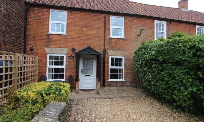 Docking Cottage | Character 2 Bedroom Cosy Cottage near Burnham Market and Brancaster Beach