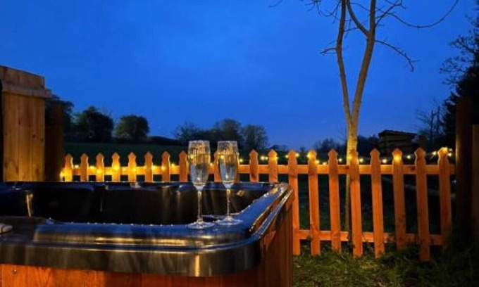 Snitterfield Cottage | Character cottage with hot tub - NEW