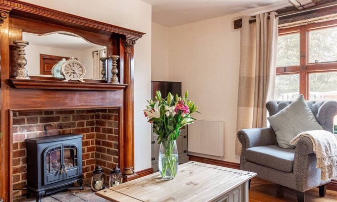 Eastgate House | Character, country 2bed house w/garden & parking