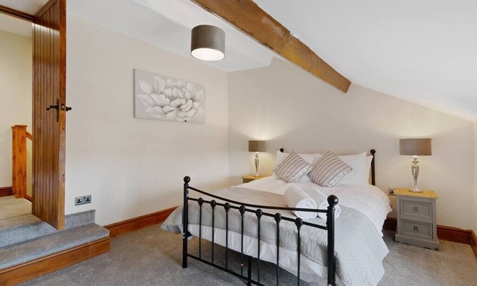 Eastgate House | Character, country 2bed house w/garden & parking