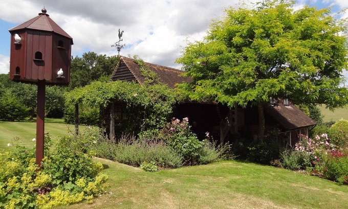 Ewhurst Green Cottage | Character Country Retreat with no contact check in/out, in historic 1066 country