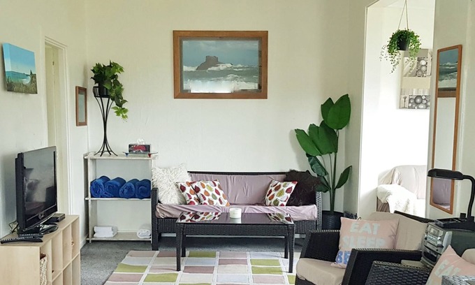 Riverton Cottage | Character Crib, 300m from Riverton's Taramea Bay popular swimming beach!