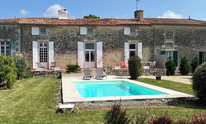 Duil-sur-le-Mignon House | Character house with swimming pool 40 min from La Rochelle