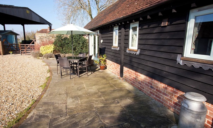 Pulborough Cottage | Characterful barn conversion on working farm.