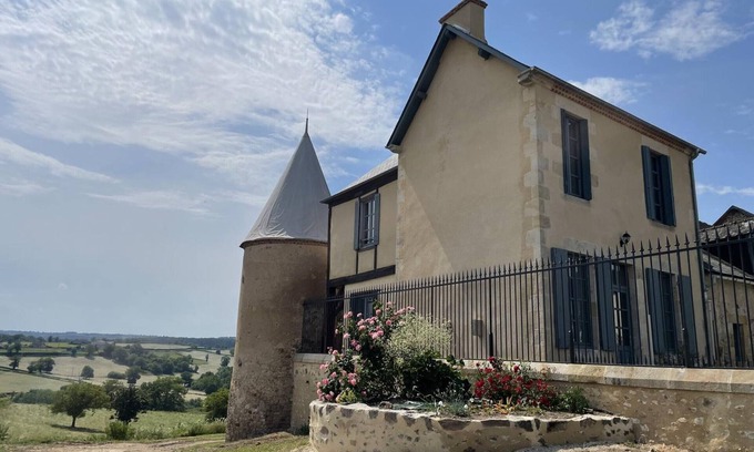 Vernusse Cottage | Characterful home with pool, parking, pets allowed, wifi