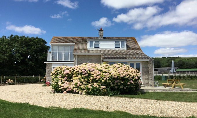 Osmington Cottage | Characterful Seaside Family Cottage in Ringstead, Dorset