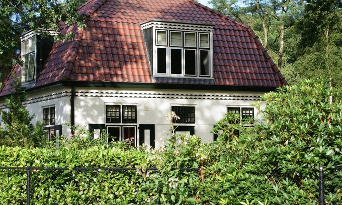 De Bult House | Characteristic house with a garden, surrounded by forest