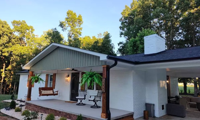 Jonesville House | Chardonnay Cottage Center of Wine Country, Quiet & Private, Blue Ridge Mtns