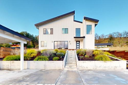 Glen Ellen House | Chardonnay Getaway