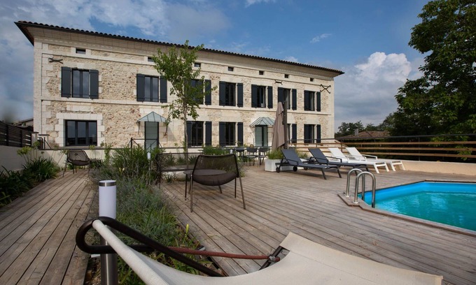Medillac House | Charentaise and atypical farmhouse feet in the water - 15 people