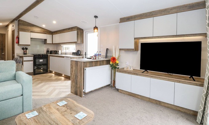 Hopton Cottage | CHARLAY'S FOXBURROW HANG, family friendly, with pool in Fritton