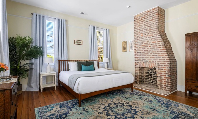 Cannonborough Elliotborough Apartment | Charleston Condo: Steps to King St Sleeps 8!