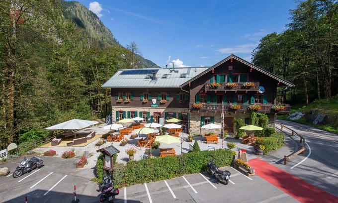Kaprun Ski Chalet | Charlet at the foot of the Kitzsteinhorn lift, with stunning mountain views