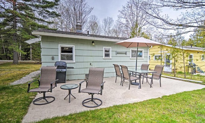 Charlevoix House | Charlevoix Cabin with Patio and Grill - Steps to Lake!