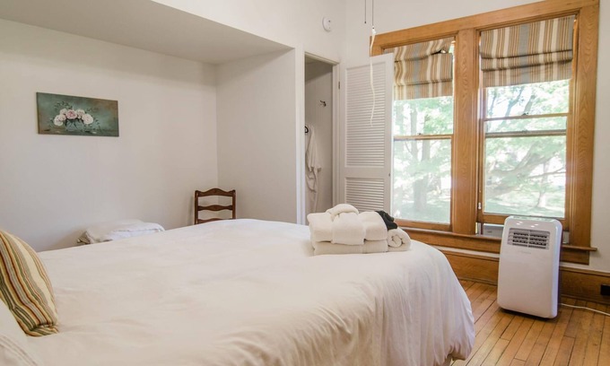 Central Lake Apartment | Charlie Room BW Boutique Hotel