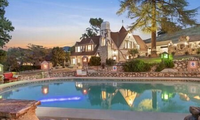 Newhall House | Charlie - Six Flags, Universal, LAX, Priv. Studio
