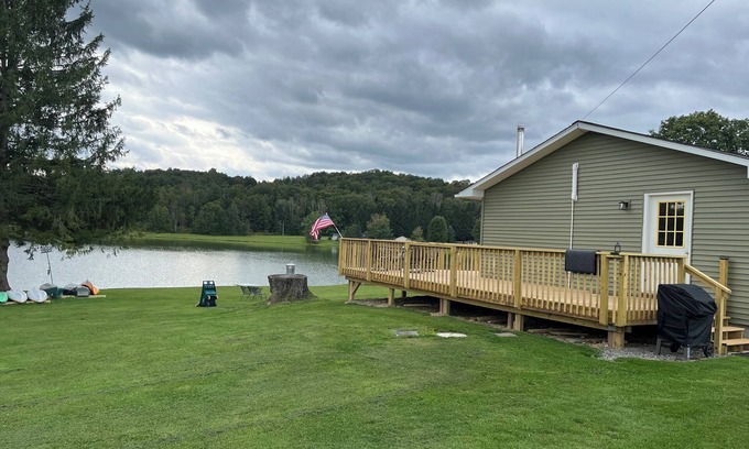New Milford Cottage | CHARLIES LAKEFRONT COTTAGE. Newly renovated 3 bedroom/kitchen/bath cottage.