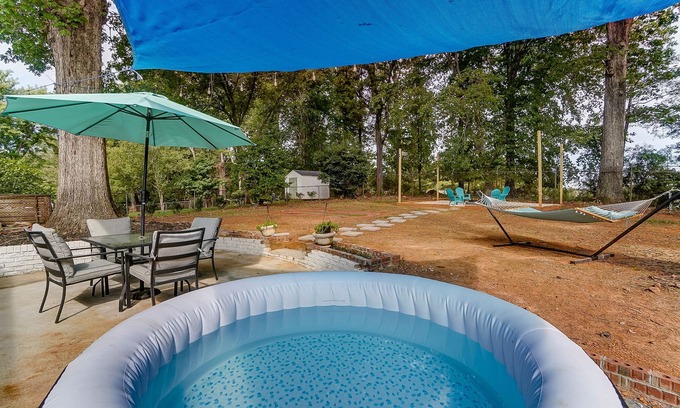 Starmount House | Charlotte 3BR Getaway | Hot Tub Mini Golf Pet-Friendly Fire Pit