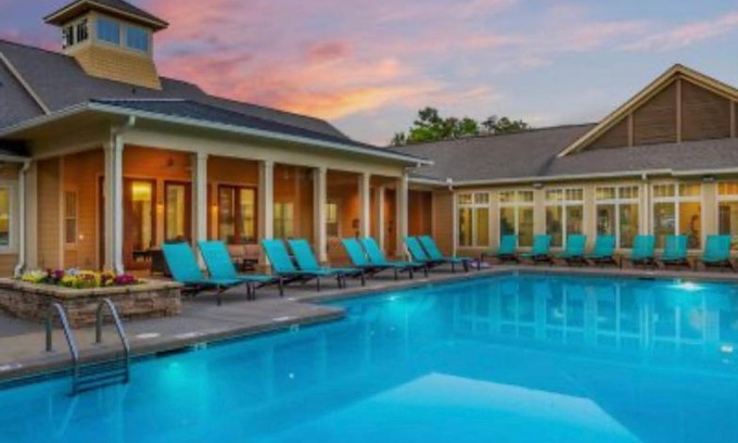 Executive Park Apartment | Charlotte Meets NYC!