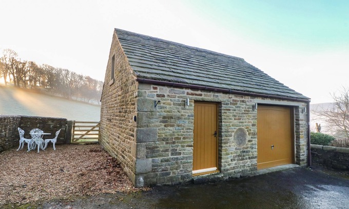 Hope Valley Cottage | CHARLOTTE’S COTTAGE, family friendly, with a garden in Hathersage