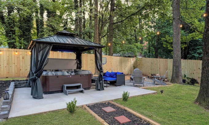 Toddville Road House | Charlottle Jacuzzi side oasis