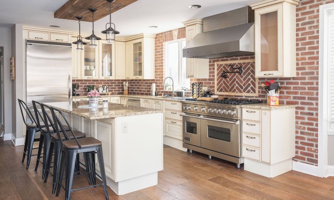 Lake Geneva House | Charm& Chic in DT Lake Geneva Flexible Home Rental
