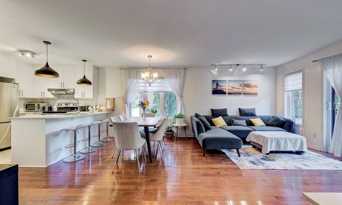 Pointe-Saint-Charles Condo | - CHARM, COMFORT, AND IDEAL LOCATION - COZY CONDO IN VERDUN - ALL INCLUSIVE!