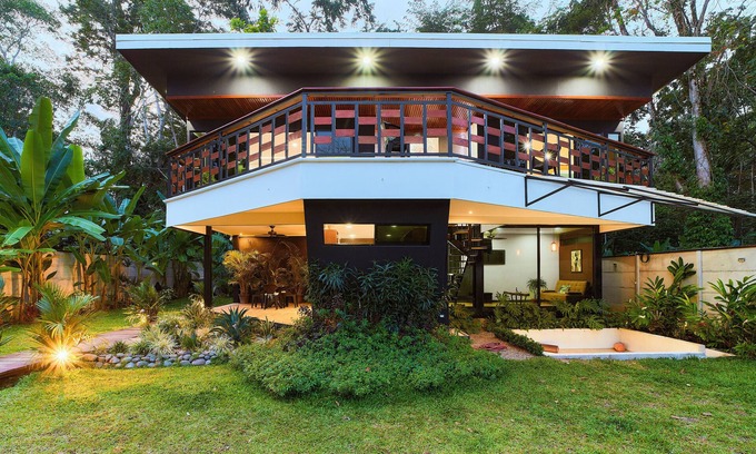 Puerto Viejo de Talamanca Villa | Charming 2-bedroom villa with WiFi, AC, Pool in vibrant Playa Negra,Puerto Viejo