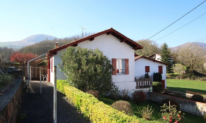 Saint-Etienne-de-Baigorry Apartment | Charming 3 * cottage in the Basque Country