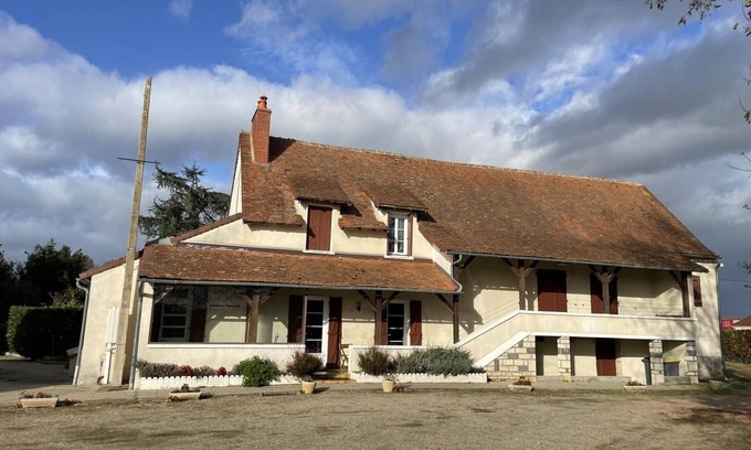 Saint-Pourcain-sur-Sioule Cottage | Charming House with Pool, Sauna, Garden, Near Vichy and Moulins