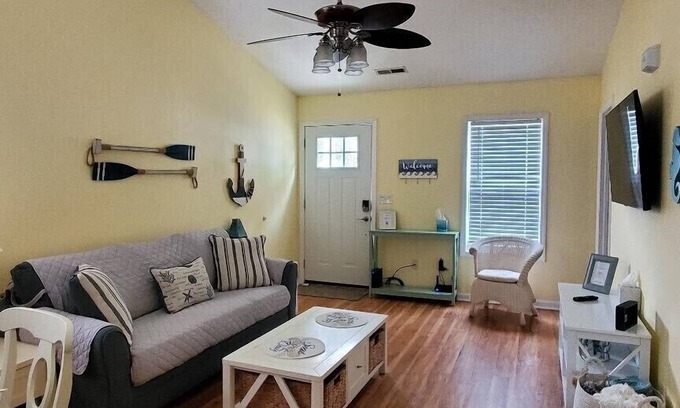 Myrtle Grove House | Charm Your Sol- < 3 miles to Carolina Beach!