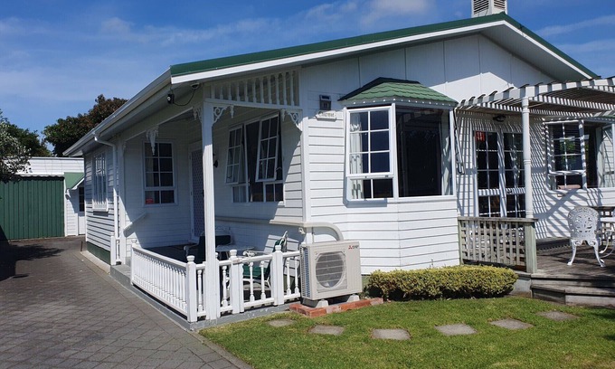 Whanganui Bed & Breakfast | Charmae Guest House by the river.n7 x Beds, (sleeps 10)nPlus powered van site
