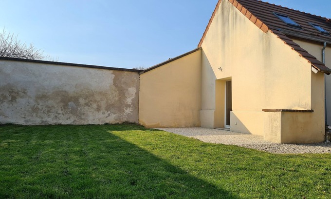 Laroche-Saint-Cydroine House | Charmante Petite Maison